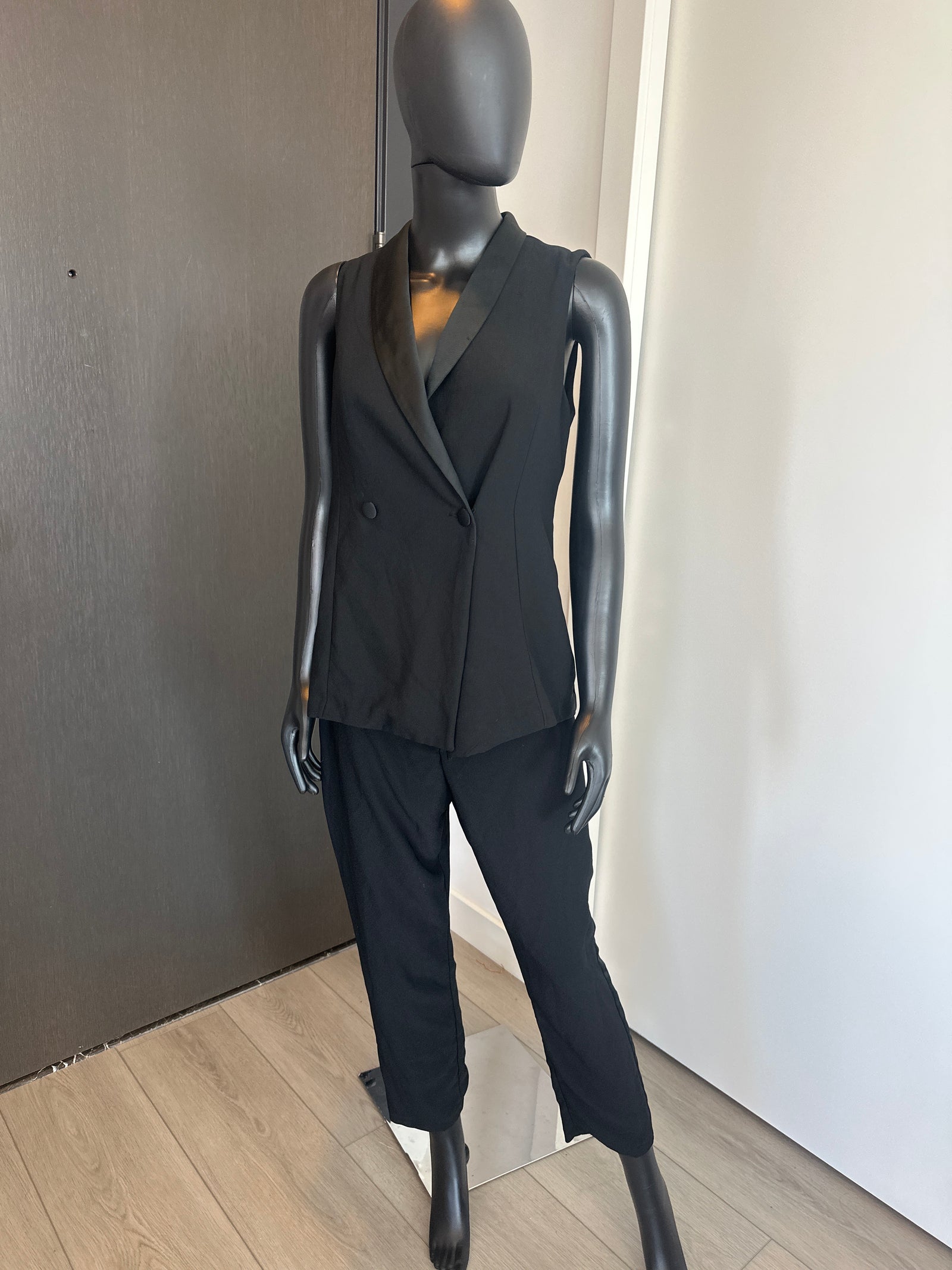 Chic Black Sleeveless Jumpsuit Medium
