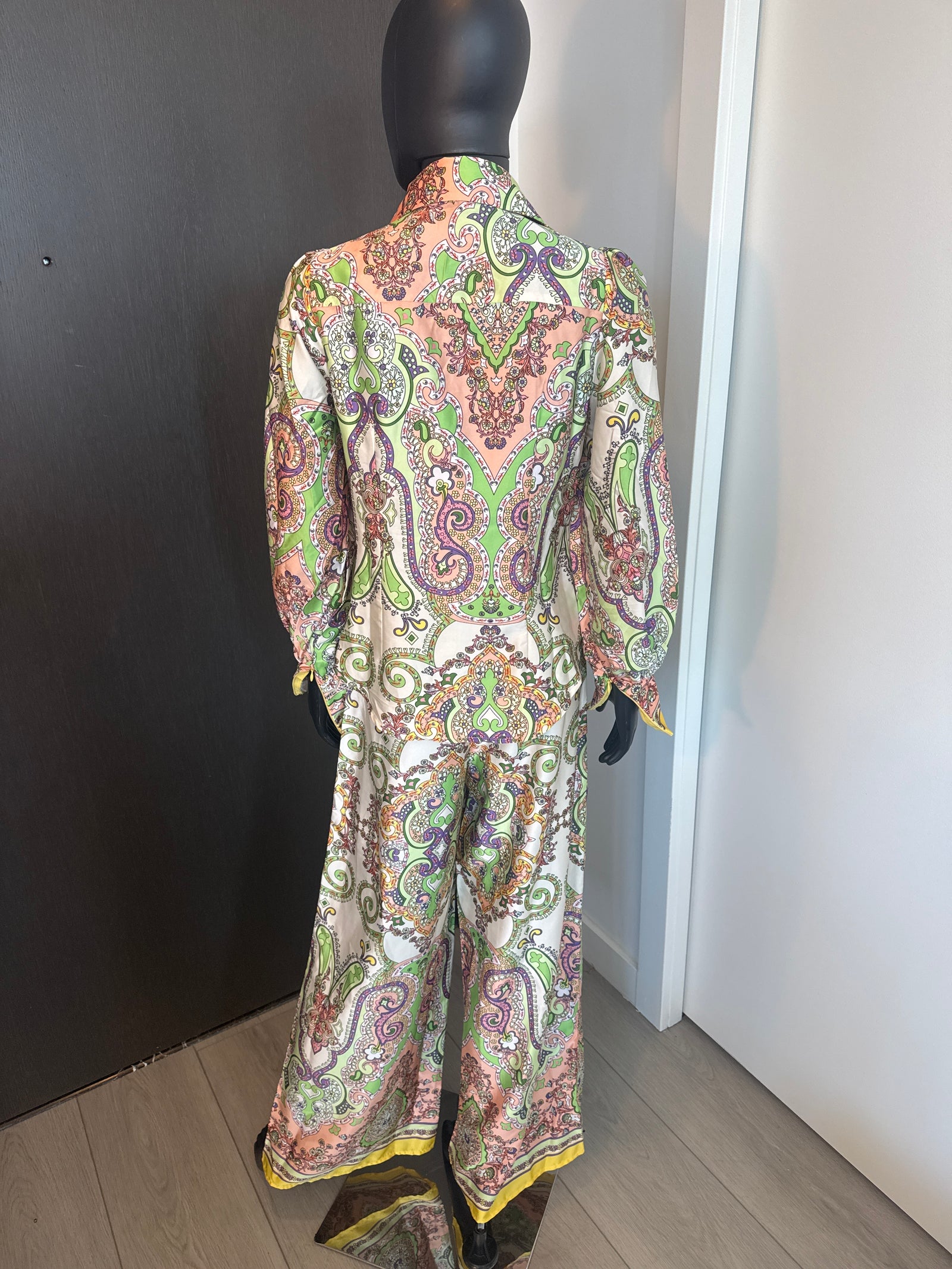 NEW!!! Chic Silky Two-Piece Button Up Pants Set Medium