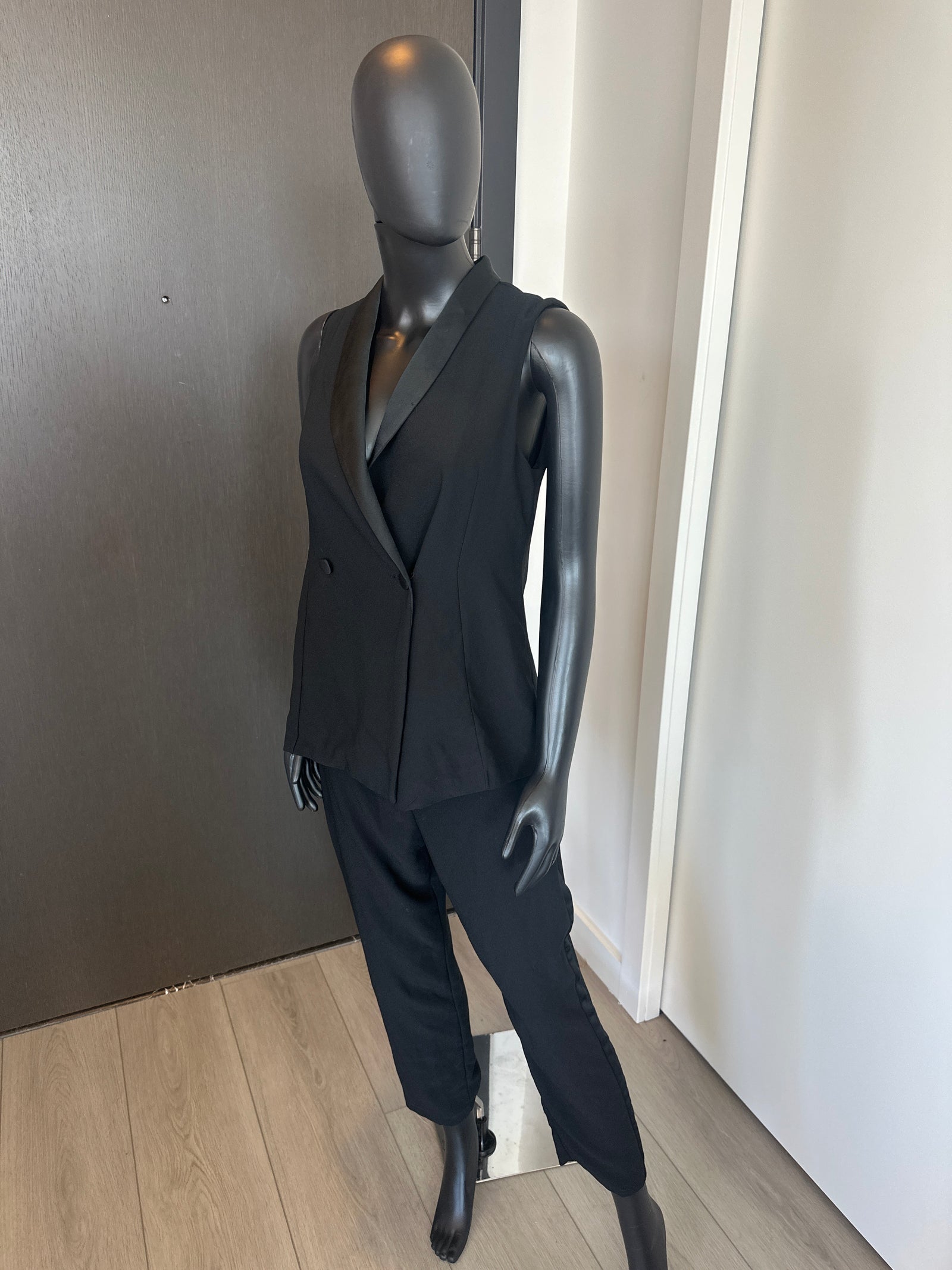 Chic Black Sleeveless Jumpsuit Medium
