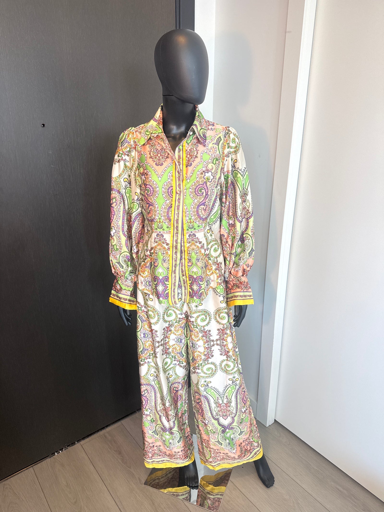 NEW!!! Chic Silky Two-Piece Button Up Pants Set Medium