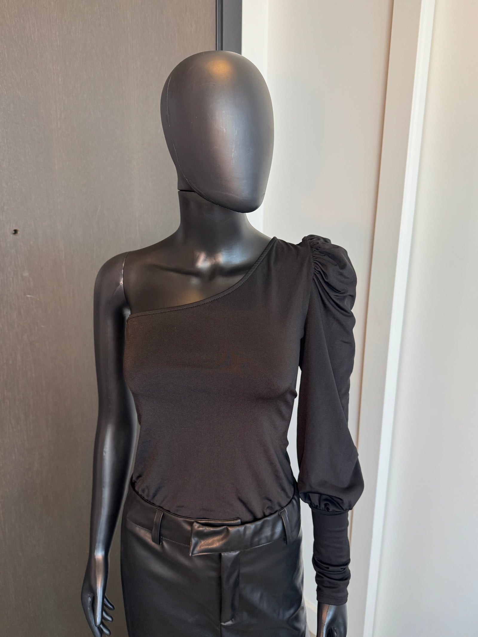Chic Black One Shoulder Bodysuit Medium