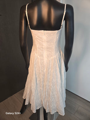 WHITE DRESS SLEEVELESS MEDIUM