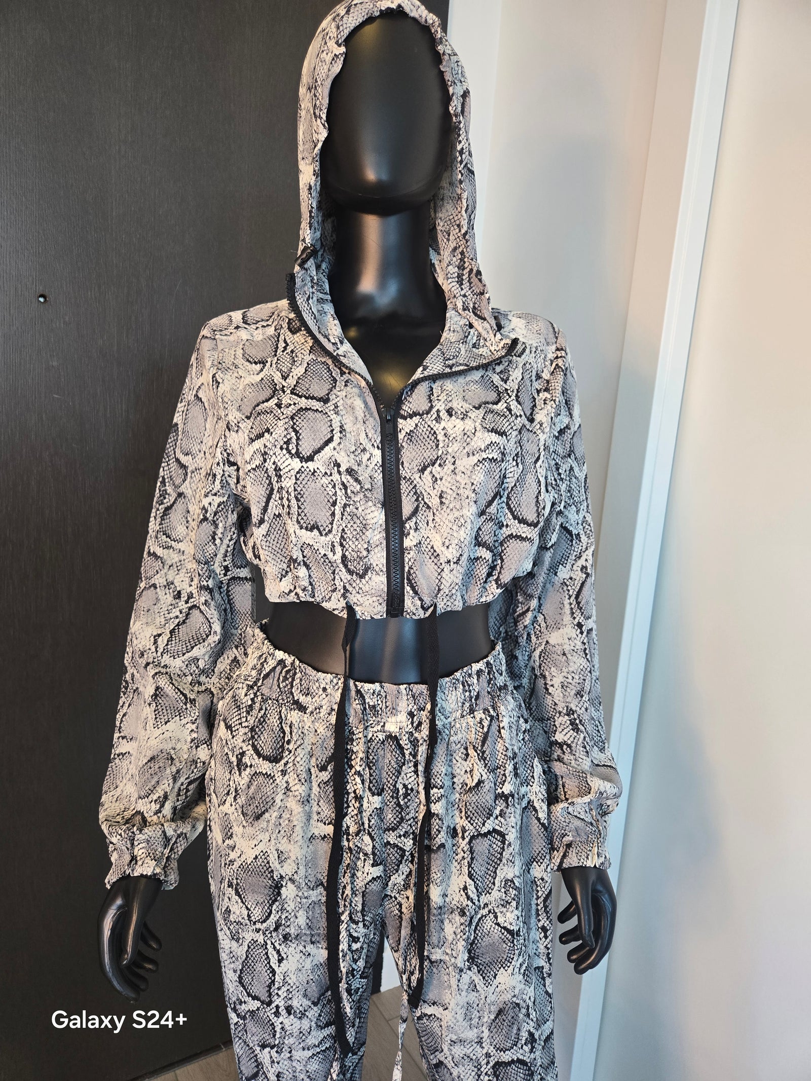 NEW!!! SNAKE PRINT PANT SET MEDIUM