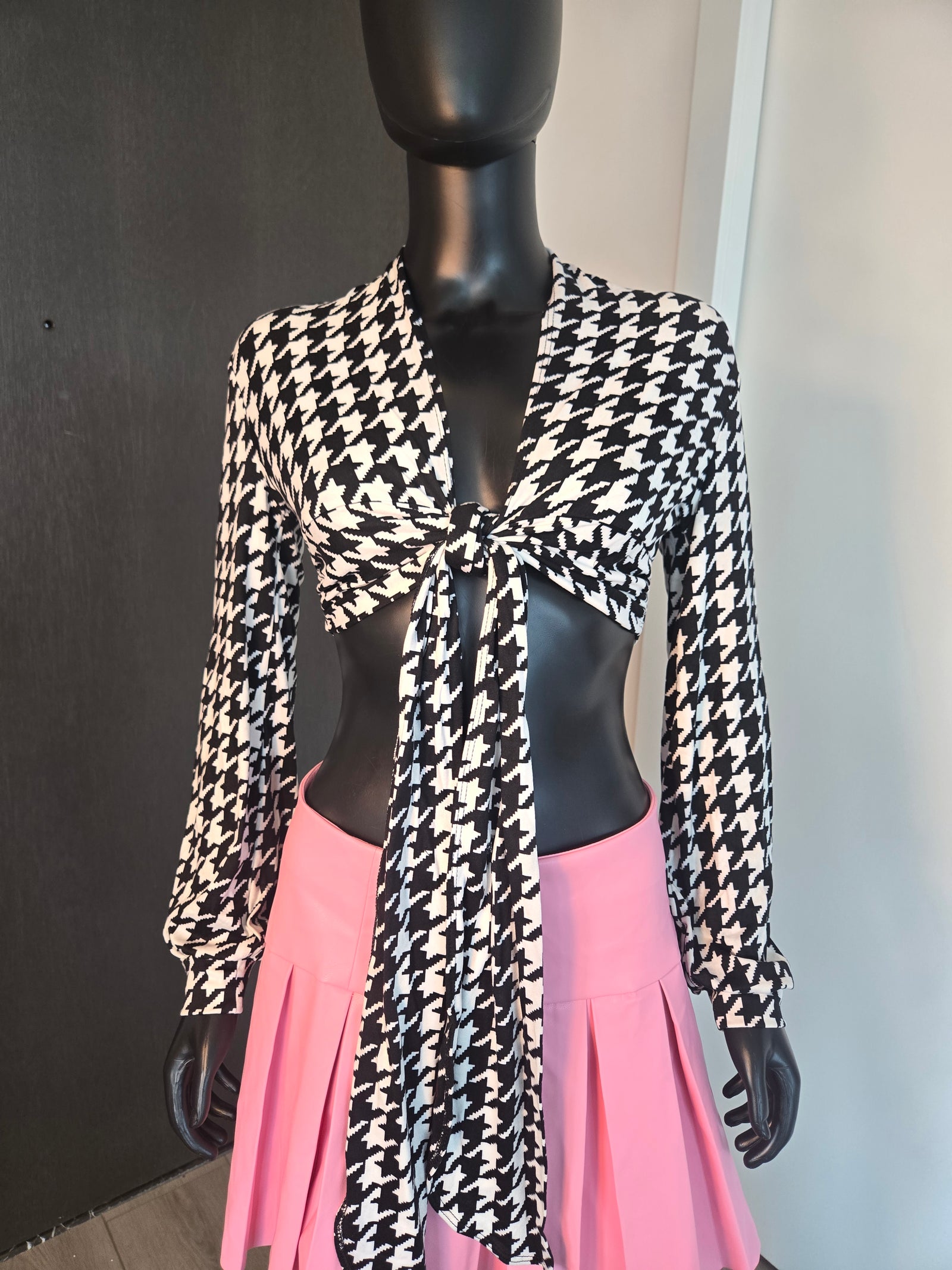 NEW!!! BLACK & WHITE TOP ONLY MEDIUM
