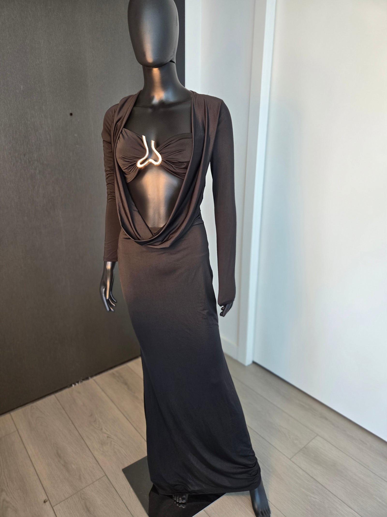 New!! Black Gown, size Medium
