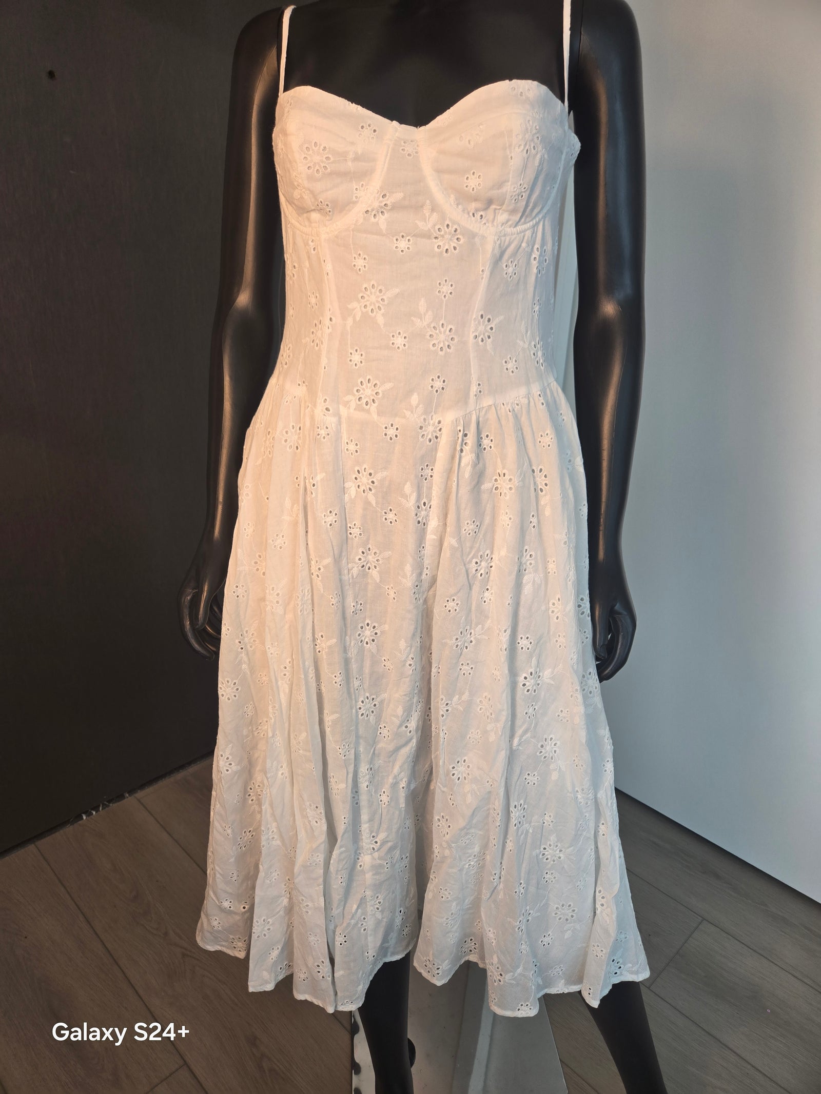 WHITE DRESS SLEEVELESS MEDIUM