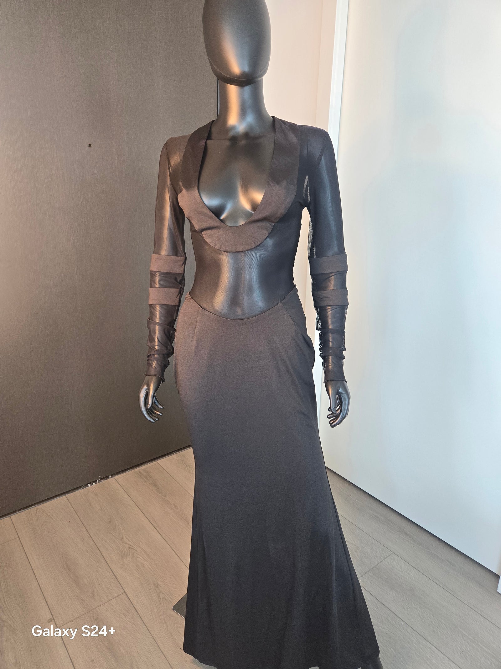 SCOOP NECK BLACK GOWN MEDIUM