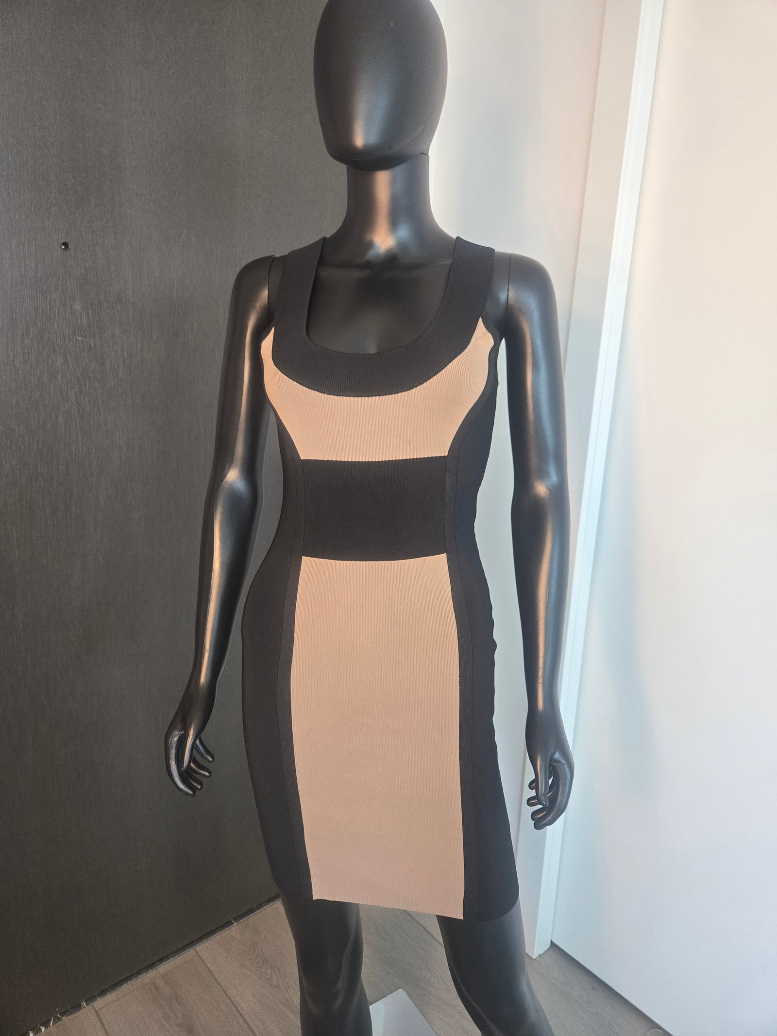 CUTE BLACK & BEIGE DRESS MEDIUM