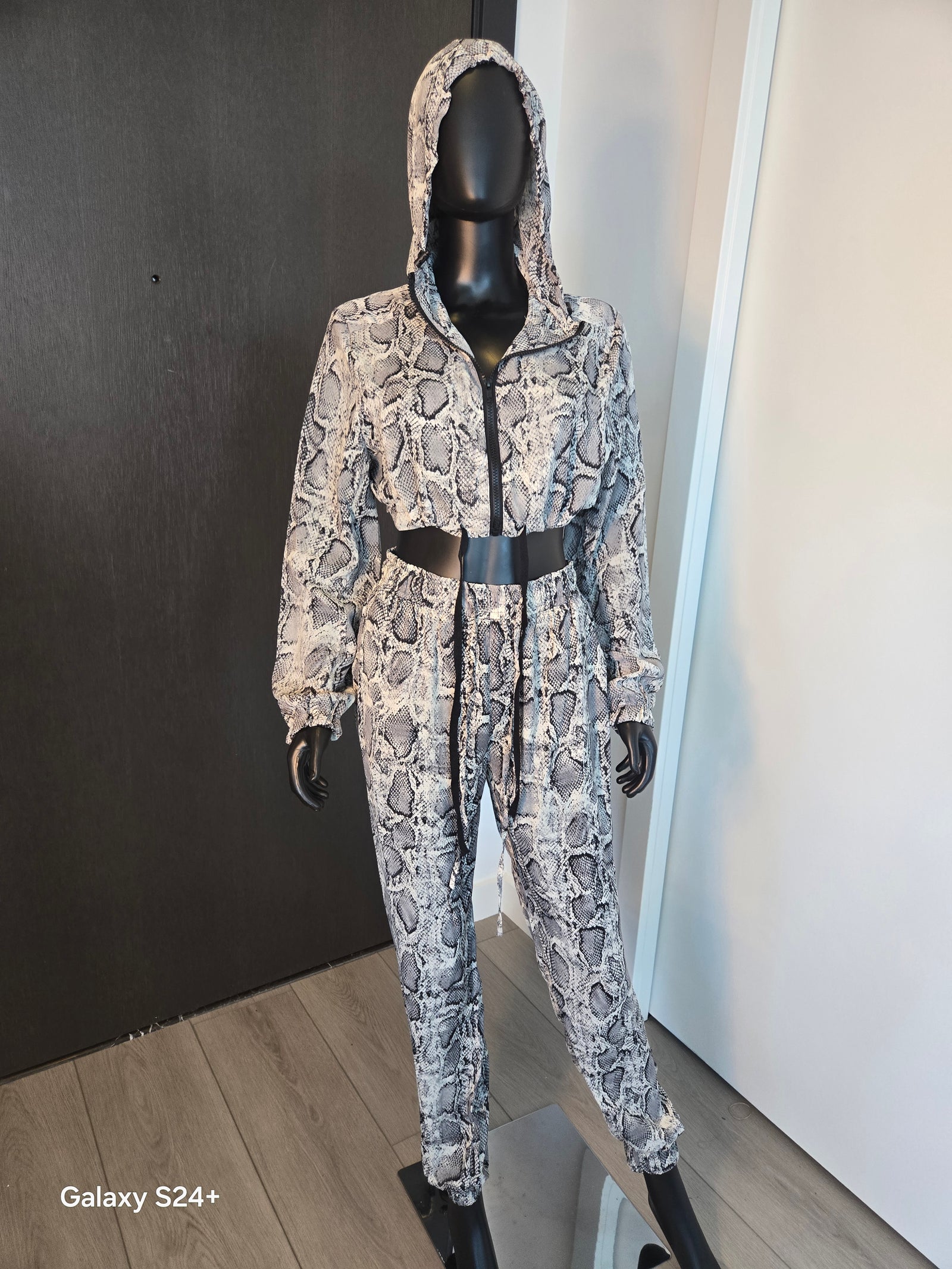 NEW!!! SNAKE PRINT PANT SET MEDIUM