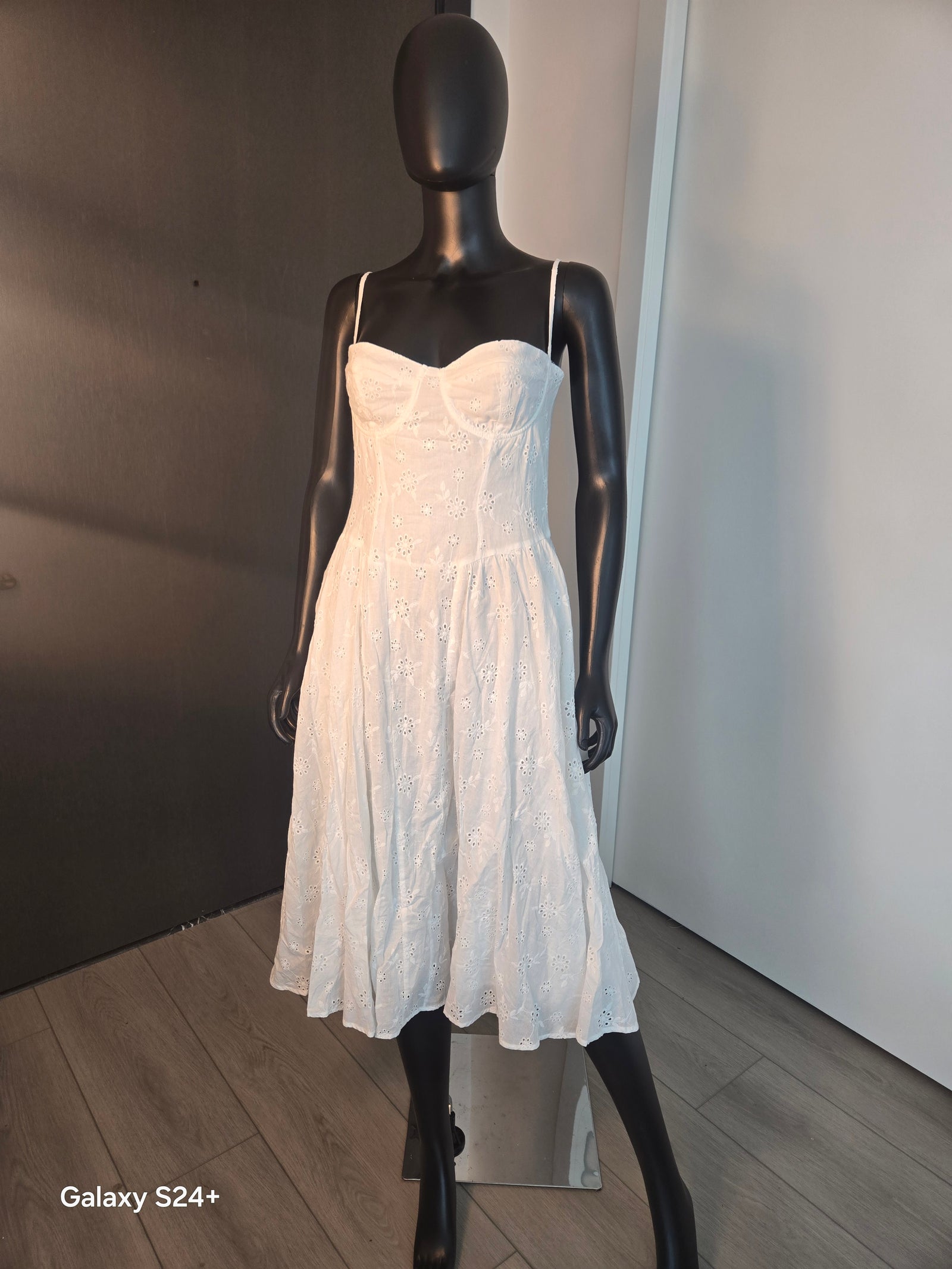 WHITE DRESS SLEEVELESS MEDIUM